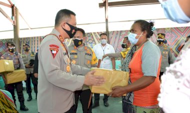 Bentuk-Kepedulian-Polri,-Kapolda-NTT-Serahkan-Bantuan-Sembako-Kepada-Masyarakat-Besipae