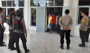 Pastikan-Berjalan-Aman-dan-Lancar,-Personil-Polres-Sumba-Timur-Amankan-Rapat-Paripurna-Istimewa-DPRD-Sumba-Timur