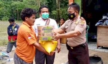 Polsek-Wewewa-Selatan-Gandeng-Pemerintah-Setempat-Beri-Bantuan-Kepada-Masyarakat-Korban-Banjir-di-Weetombo