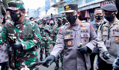 Cek-Penerapan-Prokes,-Panglima-TNI-dan-Kapolri-Bagikan-Ratusan-Masker-di-Pasar-Tanah-Abang