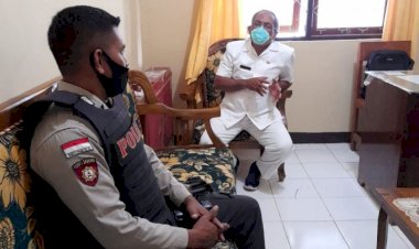 Bhabinkamtibmas-Polsek-Wewewa-Timur-Mendapingi-Giat-Sosialisasi-Dalam-Rangka-Vaksinasi-Untuk-70-Pegawai-Puskesmas-Elopada