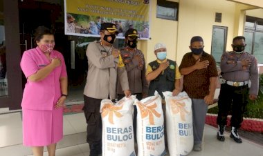 Polres-Kupang-Salurkan-Bansos-Beras-Kepada-Masyarakat-Pulau-Kera-Terdampak-Cuaca-Ekstrim