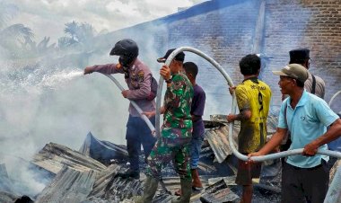 TNI-POLRI-Bersama-Warga-Bantu-Padamkan-Kebakaran-Ruko-di-Pasar-Lembor