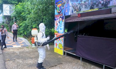 Pastikan-Tempat-Kerja-Bebas-dari-Virus,-Personel-Ditsamapta-Polda-NTT-Semprot-Disinfektan