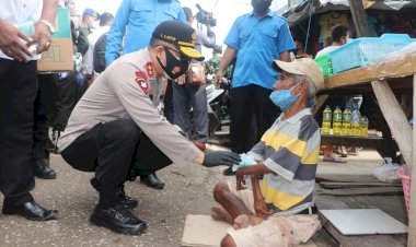 Polda-NTT-Gandeng-TNI-beri-Bansos-Ribuan-Masker-dan-Hand-Sanitizer-kepada-Masyarakat