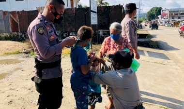 Peduli-Kasih,-Personel-Sat-Sabhara-Polres-Sumba-Barat-Daya-Membagikan-Masker-Pada-Saat-Pengaturan-Lalu-Lintas