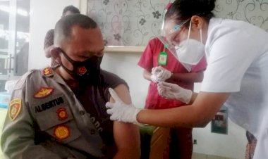 Kapolres-Ende-AKBP-Albertus-Andreana,-S.I.K.,-Penerima-Pertama-Vaksin-Covid-19,-Sinovac-di-Ende