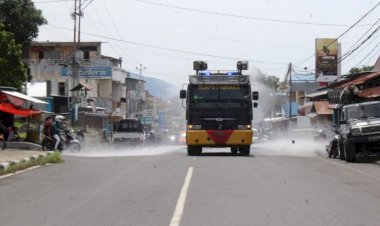 Polres-Ende-Gandeng-Kodim-1602-Ende,-Sat.-Pol-PP-Dan-BNPB-Kab.Ende-Dalam-Giat-Baksos-Pembagian-Masker-Dan-Penyemprotan-Disenfektan
