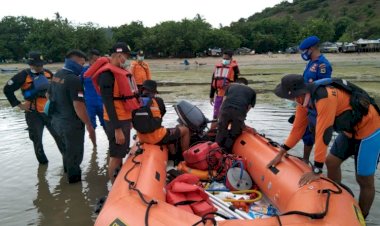 Ditengah-Cuaca-tidak-Bersahabat,-Sat-Pol-Air-Polres-Belu-dan-Polsek-Kakuluk-Mesak-Bantu-Pencarian-Nelayan-Yang-Hilang-Saat-Melaut