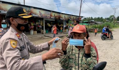 Tekan-Laju-Covid-19,-Polres-Belu-dan-Instansi-Terkait-Bagi-Ribuan-Masker-dan-Hand-Sanitizer-untuk-Masyarakat