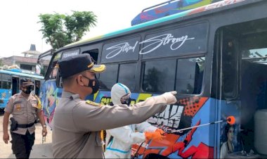 Sinergi-TNI-Pori-dan-Pemkab-Sumba-Timur-Semprot-Desinfektan-di-Kompleks-Pasar-Inpres-Matawai