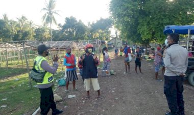 Patroli-ke-Pasar-Mingguan,-Personil-Pol-Sub-Sektor-Toianas-Beri-Pemahaman--Kepada-Warga`-Untuk--Penutupan--Sementara-Pasar-Mingguan