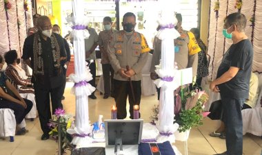 Wujud-Belasungkawa,-Kapolda-NTT-Melayat-ke-Rumah-Duka-Ibu-Dari-Irjen-Pol.-(Purn)-Drs.-Y.-Jacki-Uly,-M.H