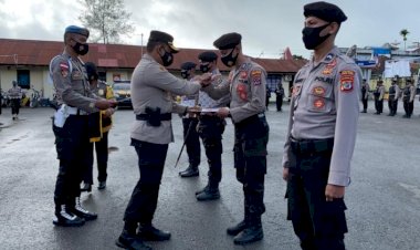 Kapolres-Sumba-Barat-Beri-Penghargaan-Kepada-Lima-Personil-Berprestasi