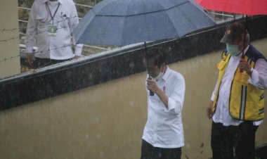 Kunjungan-ke-Sumba-Tengah,-Presiden-RI-Bagi-Buku,-Masker-dan-Baju-kepada-Masyarakat