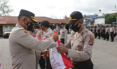 Polres-Sumba-Barat-Salurkan-1000-Paket-Sembako-Dari-Presiden-RI-Untuk-Masyarakat-Terdampak-Covid-19