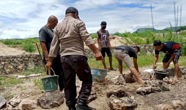 Wujud-Kepedulian,-Kanitbintibmas-dan-Kanitbinpolmas-Polres-Sumba-Timur-Bangun-Rumah-untuk-Warga