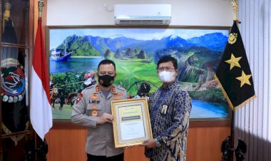 Kapolda-NTT-Terima-Piagam-Penghargaan-dari-Kementrian-Keuangan-Direktorat-Jenderal-Pajak-Kanwil-Nusa-Tenggara