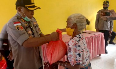 Kapolres-Malaka-Serahkan-Bansos-Kepada-Masyarakat-Berdampak-Covid-19-di-Kecamatan-Kobalima