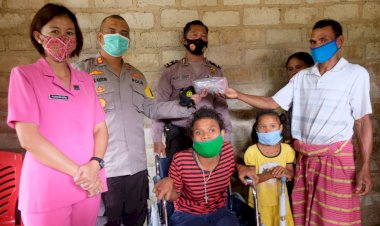 Wajah-Bahagia-Lidya-Terpancar-Saat-Menerima-Bantuan-Kursi-Roda-dari-Kapolres-Manggarai