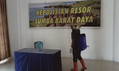 Cegah-Penyebaran-Covid-19,-Tim-Gugus-Lakukan-Penyemprotan-Diksfektan-di-Area-Mapolres-Sumba-Barat-Daya
