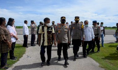 Tiba-di-Bandara-Tambolaka,-Kapolda-Bersama-Ketua-Bhayangkari-Daerah-NTT-disambut-Hangat-Bupati-SBD-dengan-Pengalungan-Kain-Adat