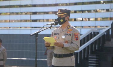 Pimpin-Upacara-Bendera-Bulanan,-Irwasda-Polda-NTT-Ingatkan-Anggota-Tingkatkan-Disiplin