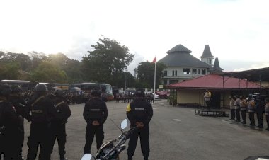 Jelang-Putusan-MK,-Kapolres-Sumba-Barat-Sambut-170-Pasukan-BKO-Polres-&-BKO-Brimob