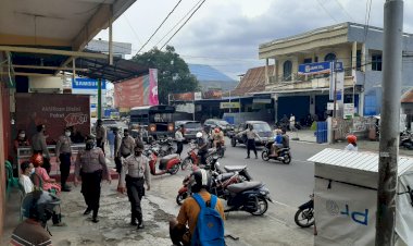 Sabhara-Polres-Ende-Sosialisasikan-PPKM-Mikro-Saat-Patroli-Sambang-dan-Pembagian-Masker