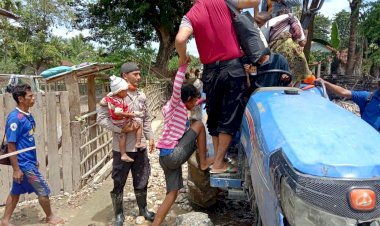 Tim-Gabungan-TNI-POLRI-di-Malaka-Bantu-Evakuasi-Warga-Korban-Banjir-Menggunakan-Traktor