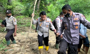 Akses-Jalan-Tertutup-Longsor,-Kapolres-TTS-dan-Anggota-berjalan-Kaki-membawa-Bantuan-Untuk-Warga-Desa-Koa