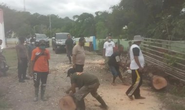 Anggota-Polsek-Amfoang-Timur-Bahu-Membahu-Bersama-Masyarakat-Bersihkan-Akses-Jalan-Akibat-Bencana