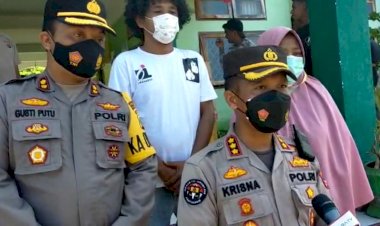 Wujud-Polri-Peduli,-Kabidhumas-Polda-NTT-dan-Kapolres-Flotim-Salurkan-Batuan-Polri-kepada-para-Pengungsi