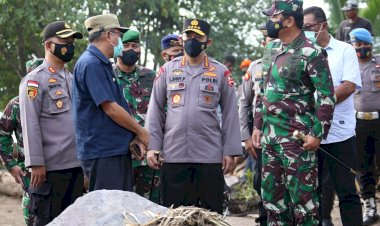 Tinjau-NTT,-Panglima-dan-Kapolri-Fokuskan-Evakuasi-Korban-dan-Kirim-Bantuan