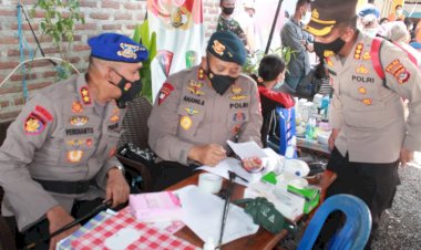 Anggota-Brimob-Bersama-Polair-Disiagakan-di-Lokasi-Bencana-di-NTT-Hingga-Kondisi-Pulih