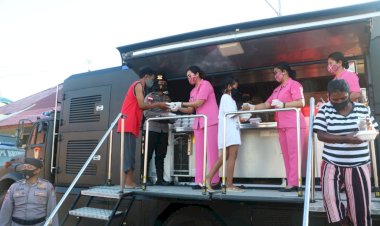 Aksi-Kemanusiaan,-Satbrimobda-NTT-Bersama-Bhayangkari-Siapkan-Dapur-Lapangan-dan-Pembagian-Sembako-Untuk-Warga-Terdampak-Bencana-Alam