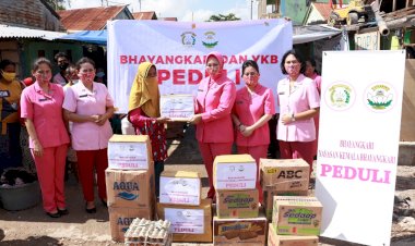 Peduli-Korban-Bencana-Alam,-Bhayangkari-Daerah-NTT-Salurkan-Bansos-di-Kota-Kupang-dan-Kabupaten-Kupang