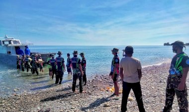 Lalui-Jalur-Laut,-Polda-NTT-Salurkan-Bantuan-kepada-Korban-Bencana-di-Amfong-Timur