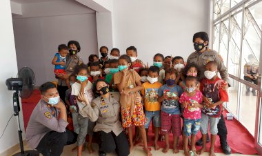 Pasca-Bencana-Alam,-Polwan-Polda-NTT-Berikan-Trauma-Healing-kepada-Anak-Anak-yang-Terdampak