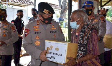 Patroli-Kemanusiaan-Melalui-Udara-Kapolda-NTT-Pantau-Kondisi-dan-Beri-Bantuan-Kepada-Masyarakat-Terdampak-Bencana-di-Pulau-ROTE-NDAO,-Pulau-Terdepan-Berbatasan-Langsung-RI-dengan-Australia
