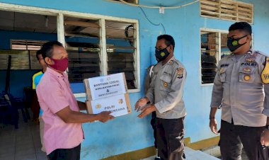 Polri-Peduli-Bencana,-Kapolsek-Adonara-Barat-Serahkan-Bansos-Dari-Korlantas-Polri-dan-Bhayangkari-Kepada-Korban-Banjir-Bandang