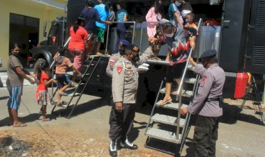 Wujud-Kepedulian-Polri,-Personel-Satbrimob-Polda-NTT-Bagikan-Makanan-Untuk-Masyarkat-Terdampak-Bencana