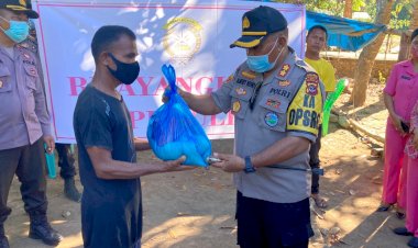 Polres-Malaka-Serahkan-Bansos-Dari-korlantas-Polri-Kepada-Warga-Terdampak-Bencana-Banjir-di-Tiga-Desa