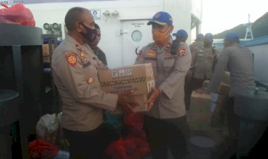 Korpolairud-Baharkam-Polri-Salurkan-Bantuan-Sosial-di-Kecamatan-Pantar-Timur-Alor