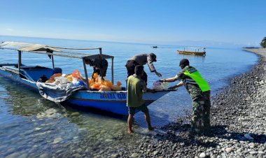 Jalur-Darat-Terputus-Karena-Banjir,-Polsek-Alor-Timur-Bersama-Instansi-Terkait-Bawa-Bansos-Polri-Menuju-Desa-Mausamang-Dengan-Perahu-Motor