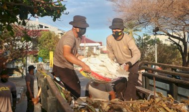 Pasca-Bencana,-Polda-NTT-dan-Instansi-terkait-Kerja-Bhakti-Bersihkan-Sampah-di-Kota-Kupang