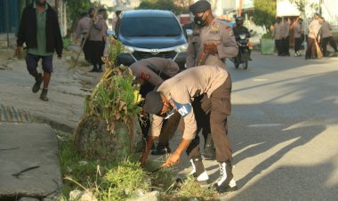 Peduli-Lingkungan,-Satbrimoda-NTT-Gelar-Bersih-Bersih-Jalan-di-Kota-Kupang