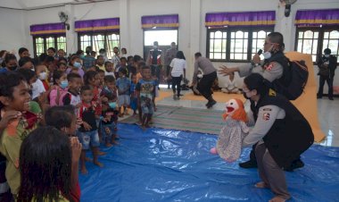 Pulihkan-Mental-Warga-Pasca-Bencana-Alam,-Biro-Psikologi-SSDM-Polri-Gelar-Trauma-Healing-Hari-kedua-di-Gereja-Elim-Naibonat