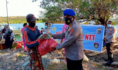 Polri-Peduli-Bencana,-Ditpolairud-Polda-NTT-Bagikan-Puluhan-Paket-Sembako-di-Pulau-Semau