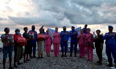 Polri-Peduli-NTT,-Ditpolairud-Polda-NTT-Kembali-Bagikan-Ratusan-Paket-Kemanusiaan-di-Tablolong